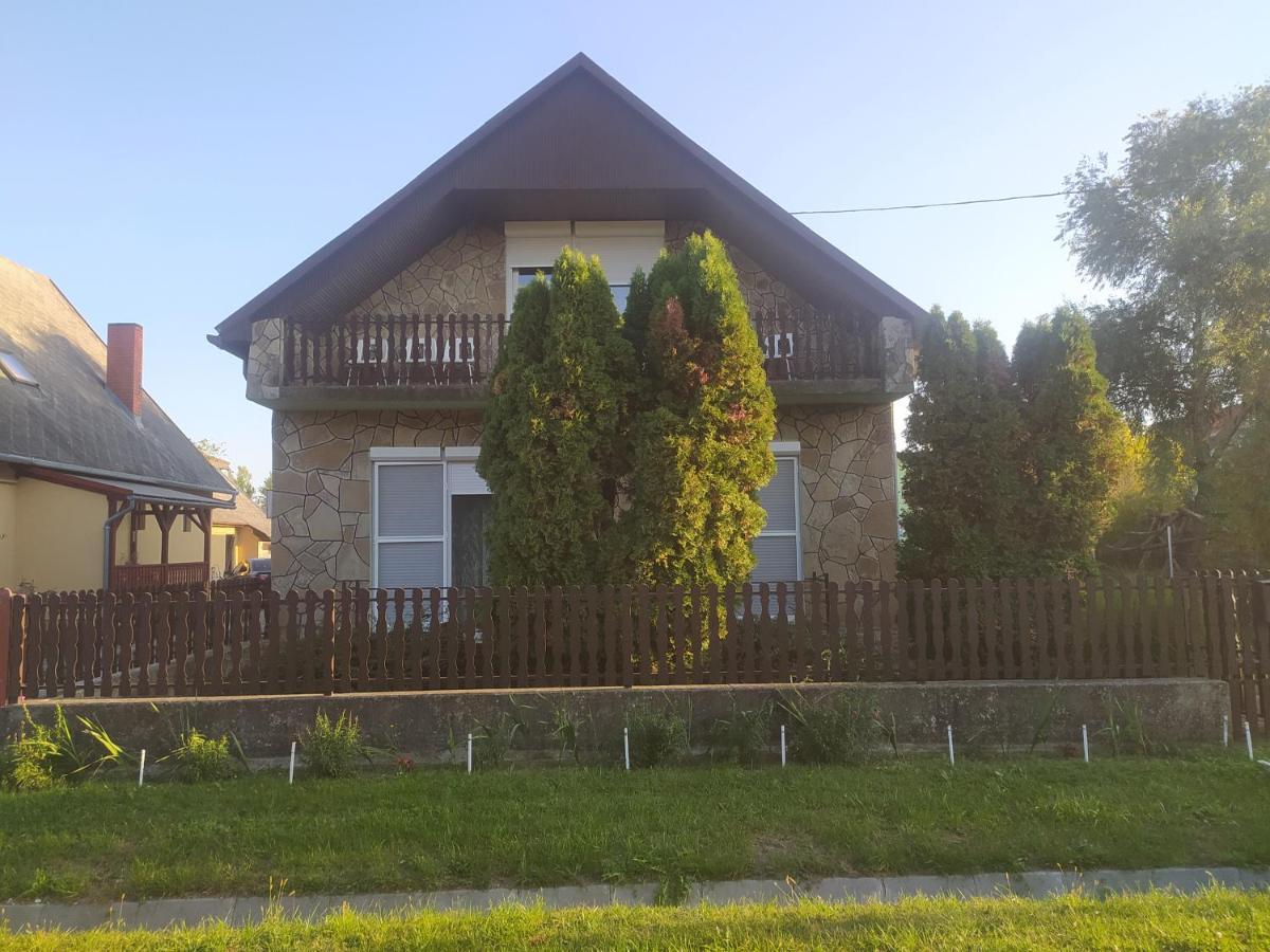 Etus Vendégház Balatonfenyves Esterno foto